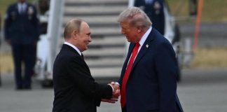Trump-Putin, la stretta di mano in Alaska