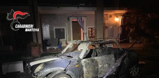 Perseguita l’ex moglie e le incendia l’auto: arrestato 51enne