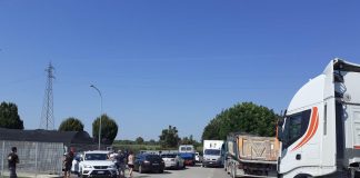 Marmirolo, camion perde ghiaia per chilometri: danneggiate 11 auto. Multa al conducente