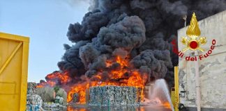 Catania, vasto incendio nella zona industriale: rischio esplosioni