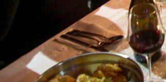 Aprono un ristorante in un cimitero in Svizzera: tavoli nelle stanze delle urne funerarie