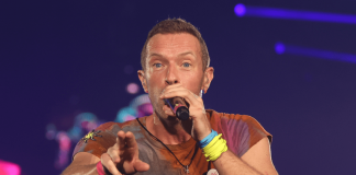 Chris Martin a sorpresa in un pub di provincia improvvisa concerto: fan scatenati