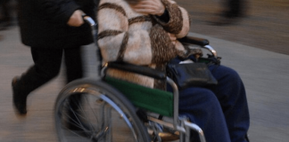 “Mio padre invalido al 100%, ma gli negano indennità di accompagnamento”: la denuncia