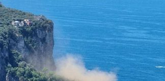 Paura a Vico Equense, crolla costone a picco sul mare