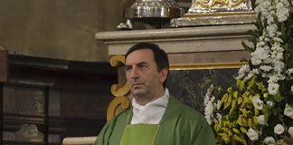 Parroco preso a pugni da un giovane