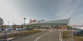 Furto con la tecnica della monetina nel parcheggio del Famila: denunciato un 23enne peruviano