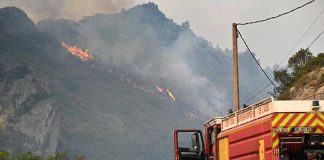 Maxi incendio nel sud della Francia, è massima allerta: donna morta nell’Aude