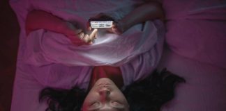 Una città ‘spegne’ gli smartphone: “Meno schermo, più riposo”