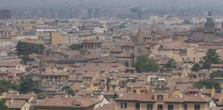 A Bologna pipe gratuite per il consumo di crack, è polemica per l’iniziativa del Comune