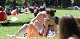 Estate, dermatologo: “Follia ustioni solari sui social, rischi enormi per la salute”