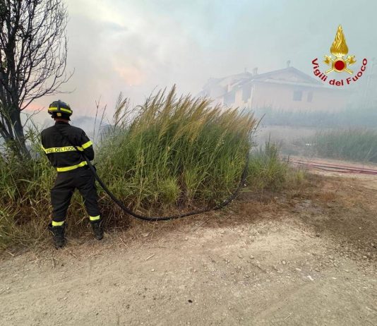 Dosolo, tre roghi di sterpaglie in via Argine Maestro impegnano i Vigili del Fuoco