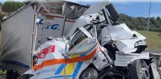Camion salta carreggiata su A1, tre morti su un’ambulanza