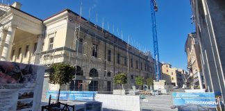 Mantova, ponteggi sul Sociale: dopo la facciata tocca al tetto. Prossima tappa, gli interni