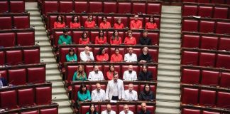 M5S, deputati in aula con colori Palestina: “Governo volta sguardo dall’altra parte”