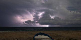 Violento temporale a Piombino, 70enne colpito da fulmine in spiaggia