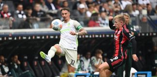 Bundesliga, imbarazzo in tv dopo la partita: i giocatori scambiano maglia, la giornalista li confonde