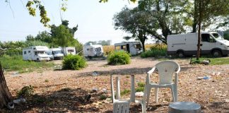 Donna investita e uccisa a Milano, famiglie dei minori alla guida dell’auto rubata lasciano il campo rom
