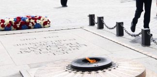 Parigi, arrestato l’uomo che si era acceso sigaretta con fiamma milite ignoto