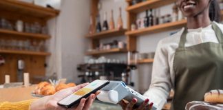 Carte elettroniche, aumenta uso in vacanza: 10 consigli su come non cadere in trappola