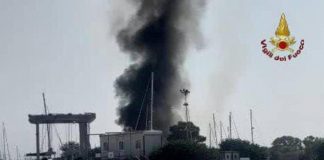 Incendio in un rimessaggio di barche a Ostia, alta colonna di fumo sul litorale romano