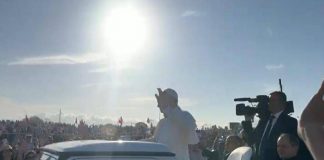 Leone al Giubileo dei giovani, bagno di folla e cori da stadio per il corteo in papamobile