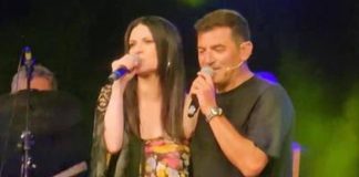 Max Giusti e la sorpresa a Gatteo, tra il pubblico c’è Laura Pausini: duetto sul palco e pubblico in piedi