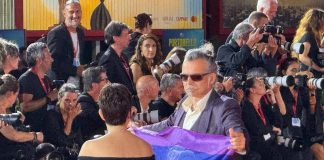 Mostra Venezia, Piero Pelù sul red carpet con la bandiera della pace