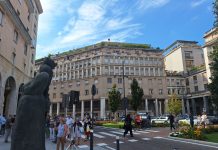 Calci e minacce di morte agli agenti di Polizia: uomo arrestato in piazza Cavallotti