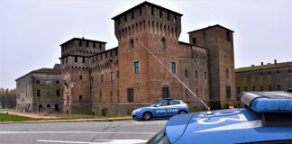 Furti fuori dai supermercati, l’appello della Polizia: “Attenzione alla truffa della monetina”