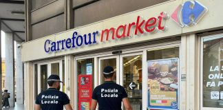 Beccato a rubare al Carrefour aggredisce a calci e pugni l’addetto alla sicurezza: arrestato 23enne