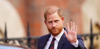 Principe Harry torna a casa nel giorno che ricorda la regina Elisabetta II