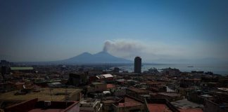 Incendio sul Vesuvio, prefetto di Napoli: “Situazione migliora ma ancora al lavoro”
