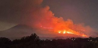 Vesuvio in fiamme, vasto incendio nel parco nazionale: operativi 6 Canadair