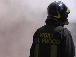 Auto in fiamme a Mottella, giornata di super‑lavoro per i vigili del fuoco
