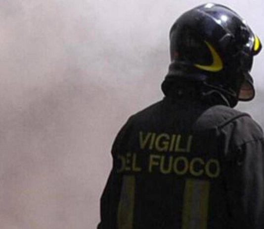 Auto in fiamme a Mottella, giornata di super‑lavoro per i vigili del fuoco