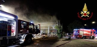 Firenze, incendio al Viper Theatre: crolla il tetto. Comune: “Tenete le finestre chiuse”