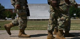 Guardia Nazionale dispiegata a Washington dopo l’ordine di Trump, truppe in città