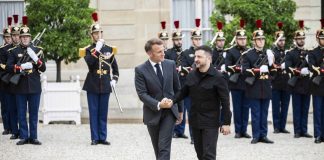 Macron con Zelensky “Europei pronti a fornire garanzie di sicurezza”