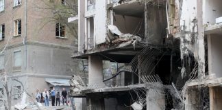 Ucraina, attacco russo nella notte, almeno quattro morti. Allarme in Polonia