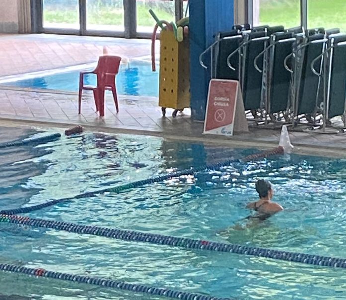 Dugoni piscina coperta dimezzata