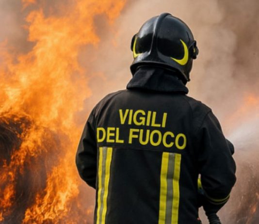 Vignale, incendio all’alba nel capannone dell’azienda Biagi, in fumo centinaia di rotoballe