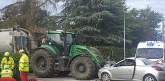 Incidente a Suzzara: scontro tra un trattore e un’Opel Cabrio, ferito 19enne