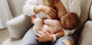 Tumori, studi Ieo: allattare al seno dopo malattia è sicuro per bebè e mamma