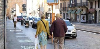 In Italia quasi 1,5 milioni con demenza, le associazioni: “Famiglie lasciate sole”