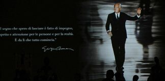 Armani, aperta camera ardente: teatro al buio e un tappeto di lanterne