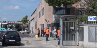 Cede il tetto del capannone, operaio 36enne precipita nel vuoto e muore