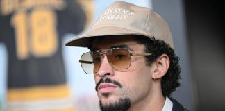 Paura per Bad Bunny, infortunio al ginocchio durante il concerto