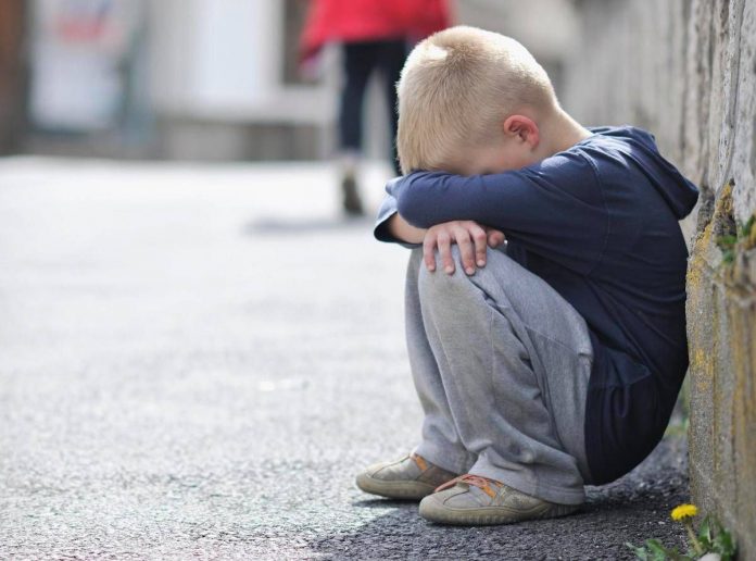 bambino_triste_storyblocks