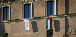 Bandiera Palestina sul Campidoglio, il Comune di Roma: “Accanto fiocco giallo per ostaggi”