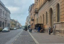 Tensione alla fermata del bus: ragazzini ubriachi molestano i passanti e aggrediscono un 70enne